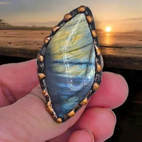 ๐๏ธUnique Boho Natural Labradorite Ring - Handcrafted Copper Statement Jewelry - Picture 6 of 13